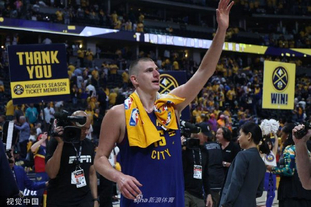 篮球湖人球星时隔两周复出，全场掌声雷动