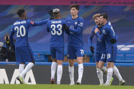 C罗未婚妻乔治娜点赞梅西妻子安东内拉夺冠帖